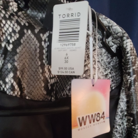 Torrid size 6 Wonder Woman 1984 faux leather/snakeskin jacket. Spiked collar. - Picture 3 of 4